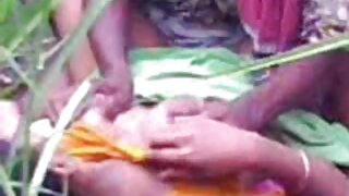 ಸುಂದರ ಮತ್ತು ಕೊಂಬಿನ ಹೊಂಬಣ್ಣದ ಮಿಲ್ಫ್ ತನ್ನ ಗೆಳೆಯನ ಕೋರಿಕೆಯ ಮೇರೆಗೆ ಇನ್ನೊಬ್ಬ ವ್ಯಕ್ತಿಯನ್ನು ಫಕ್ಸ್ ಮಾಡುತ್ತಾಳೆ