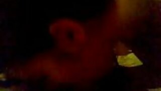 ದೊಡ್ಡ ಅಮೇರಿಕನ್ ಸೊಗಸುಗಾರ ಹೊಂಬಣ್ಣದ ಮರಿಯನ್ನು ವ್ಯಾನಿಟಿಯನ್ನು ಕಸಿದುಕೊಳ್ಳಲು ಕಷ್ಟಪಡುತ್ತಾನೆ