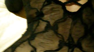 ಕಾಲ್ಚೀಲದ ಹೊಂಬಣ್ಣದ ಹದಿಹರೆಯದವರು ಕೇವಲ ಸಾಕ್ಸ್‌ಗಳನ್ನು ಧರಿಸುತ್ತಾರೆ, ಆಕೆಯ ಪೃಷ್ಠದ ರಂಧ್ರದಲ್ಲಿ ಸಿಲುಕಿದ್ದಾರೆ